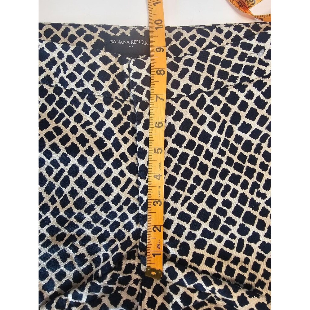 Women's Banana Republic Hampton Shorts, Size 4, Navy & Beige Geo Animal Print - Picture 6 of 7